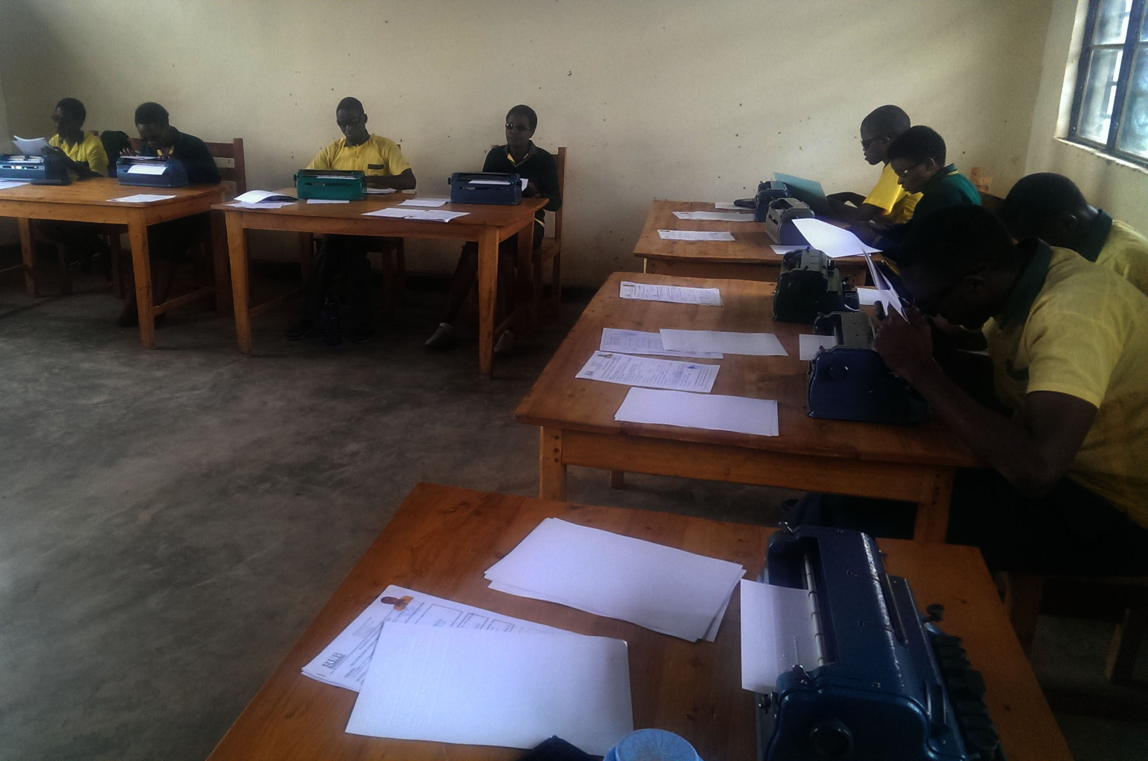 Abanyeshuri bafite ubumuga bwo kutabona batangira gukora ikizami cya Leta