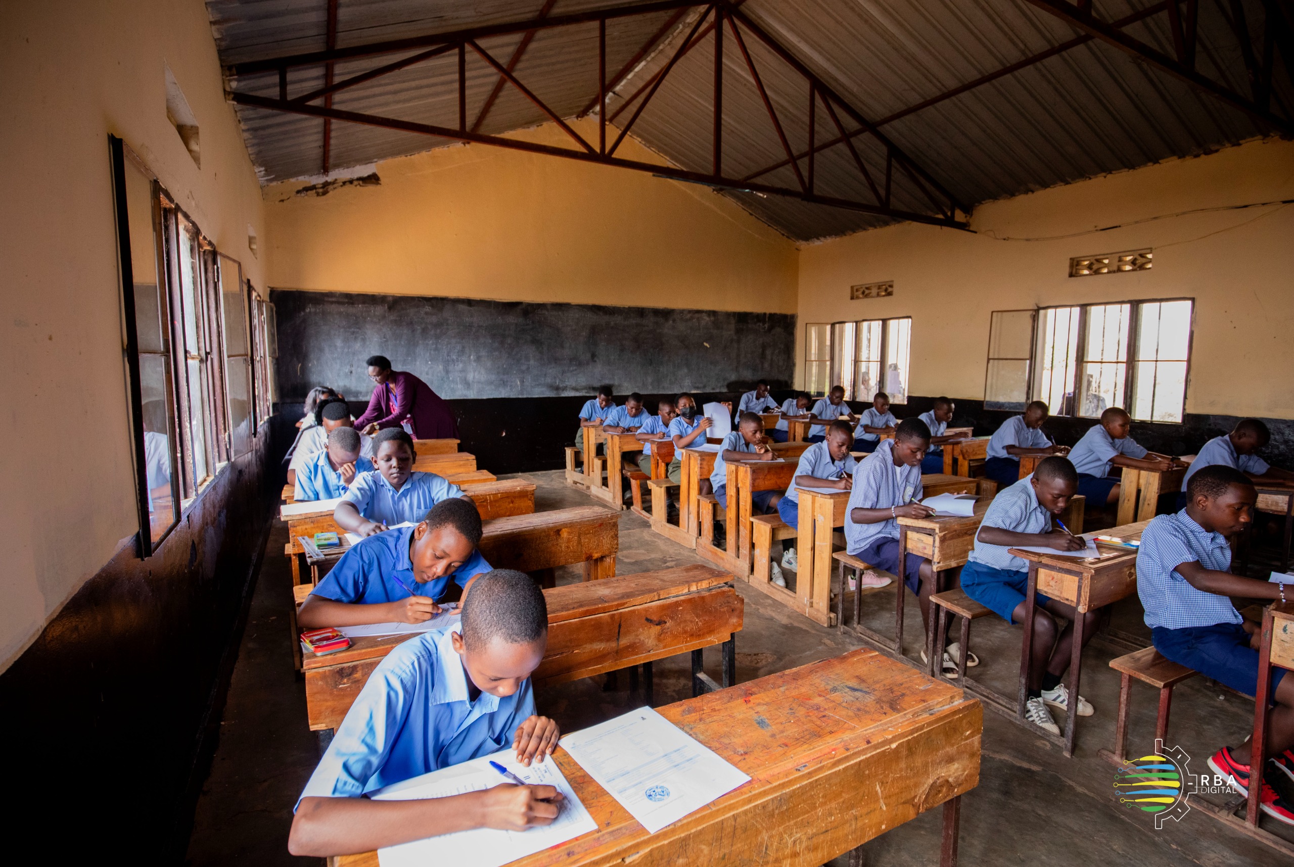 Abanyeshuri batangiye ibizamini bisoza amashuri abanza