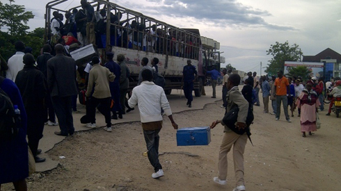 Iyi Fuso yari ivuye gutwara inka Cyangugu ariko abanyeshuri ntibitaye ku mwanda wari uyirimo.