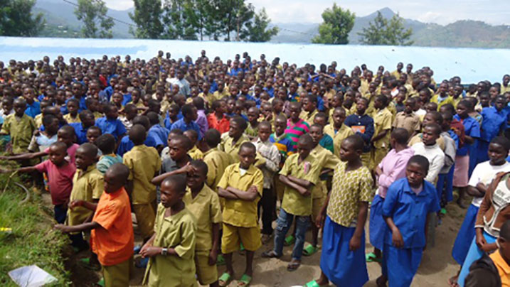 Mbonimpaye avuga ko hari igihe barihisha umwana igikoresho yangije akava mu ishuri bagasigarana umusaraba wo kumugarura.