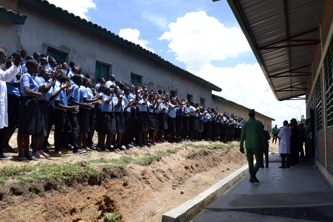 Abanyeshuri bishimira ibyumba bishya bubakiwe