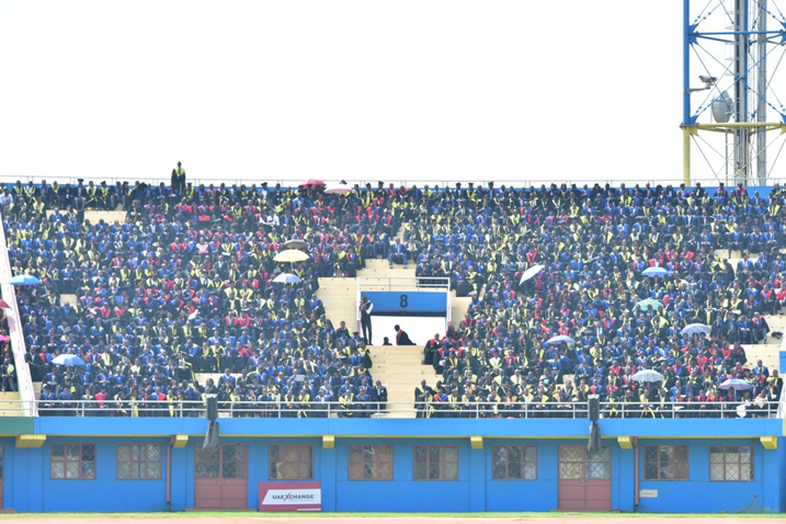 Abanyeshuri bo muri kaminuza zitandukanye bari bicaye muri Stade