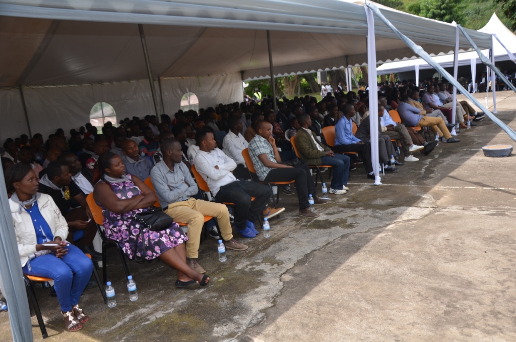 Abanyeshuri bubuka abarimu na bagenzi babo bishwe bazira Jenoside yakorewe Abatutsi