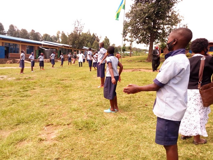 Abanyeshuri na bo bishimiye ibyumba by'amashuri bafunguriwe