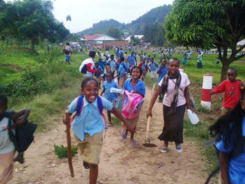 Abana bari bavuye kwiga baje gushungera ari benshi.