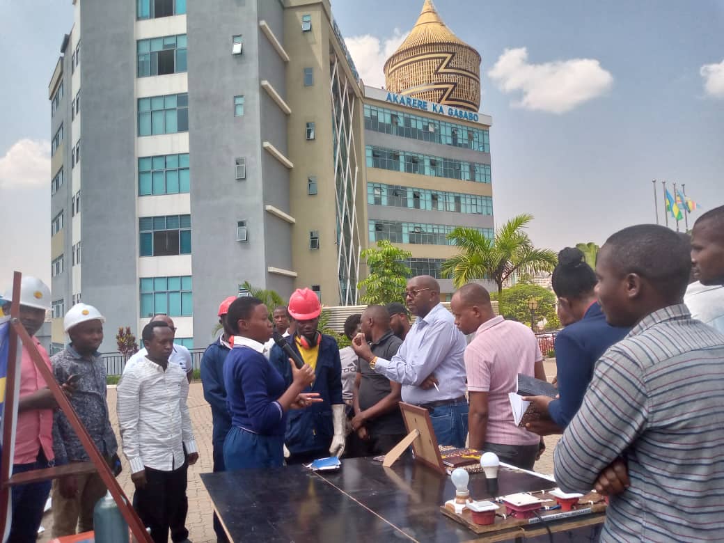 Abanyeshuri bamurika ibyo bakora