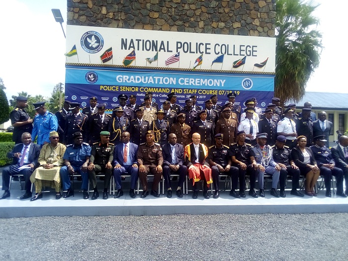 Abanyeshuri n'abayobozi bari muri uwo muhango bafashe ifoto y'urwibutso