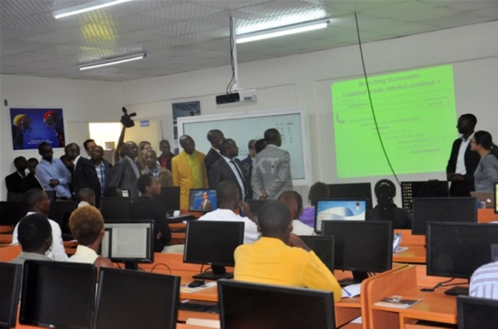 Icyumba abanyeshuri baTumba College bigiramo ikoranabuhanga.