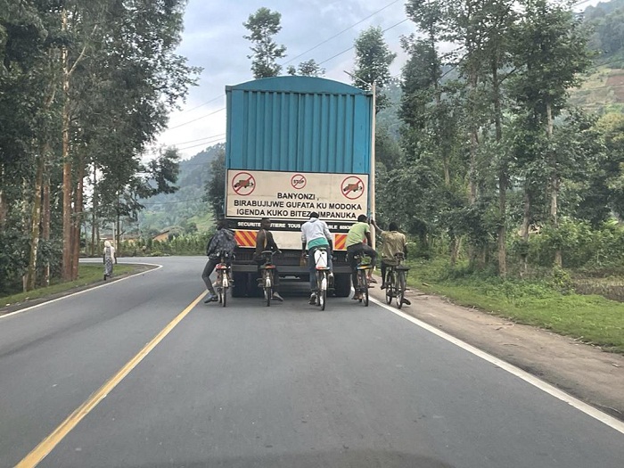 Abo banyonzi ntibitaye ku mategeko agenga umuhanda, nta nubwo bashaka gusoma ibyanditse kuri iyo modoka