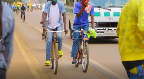 Kugenderwa nabi mu muhanda ni bimwe abanyonzi bavuga ko bibateza impanuka zibahitana n