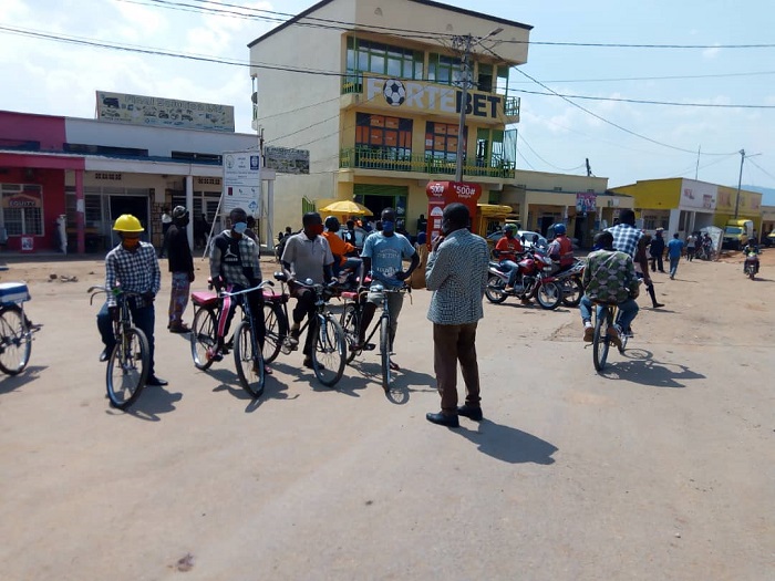 Ku munsi wa mbere benshi mu banyonzi nta ngofero zabugenewe bari bambaye