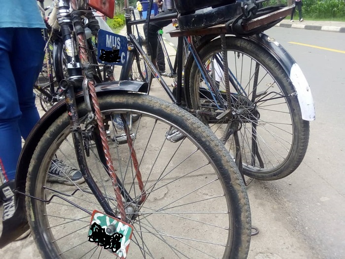 Izi pulake uko ari ebyiri hari itangwa n'akarere n'indi itangwa na koperative. Iyi ni yo iri gusimbuzwa indi nshya