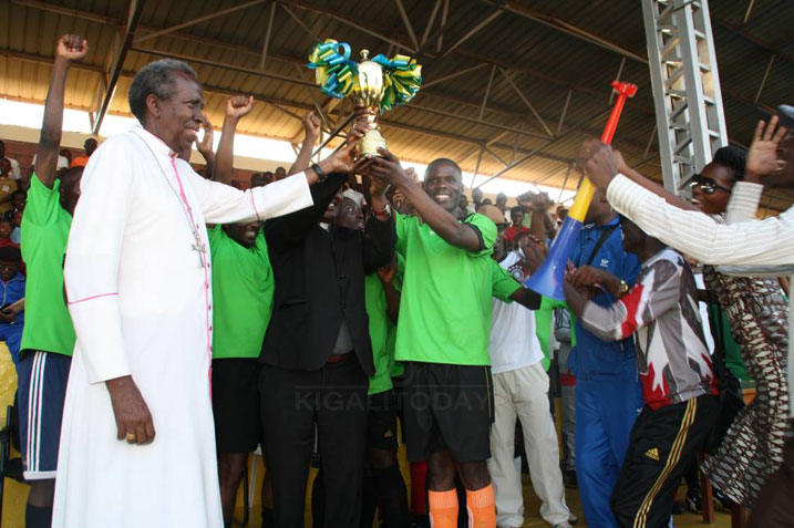 Musenyeri Smaragde Mbonyintege ashyikiriza igikombe ikipe y'umupira w'amaguru y'abapadiri ba Diyosezi ya Cyangugu 