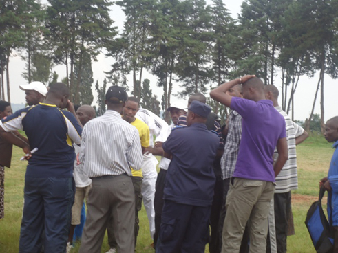 Abapolisi bamenyesha abayoboye amakipe ko amarushanwa ataba.