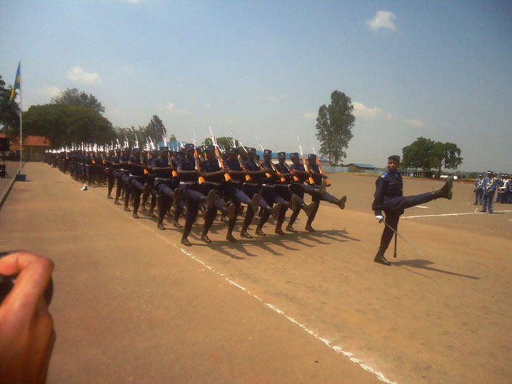 Abapolisi barangiza biyereka abaje kubashyigikira.