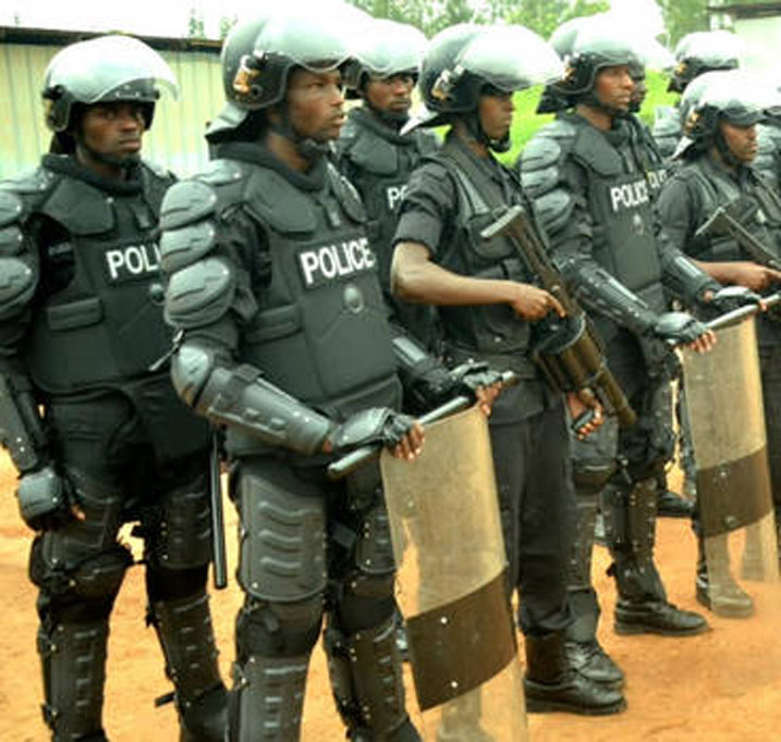 Abapolisi biteguye kurinda umutekano n'ibikoresho bigezweho.