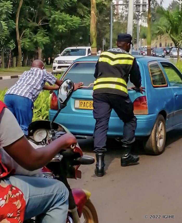 Abapolisi bajya batanga serivisi abantu bagatungurwa