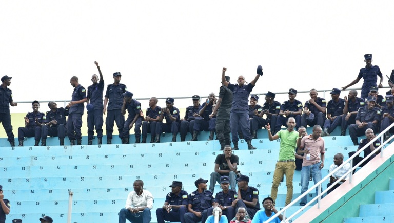 Abapolisi bari baje gufana ikipe yabo