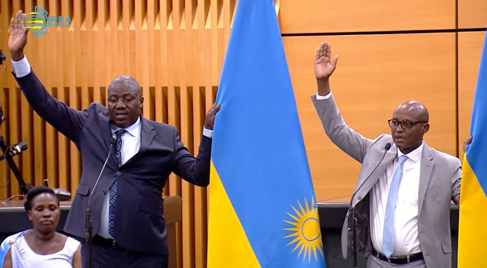 Minisitiri w'Ubutegetsi bw'Igihugu, Dr. Patrice Mugenzi (wambaye ikoti ry'umukara) na Minisitiri w'Ubuhinzi n'Ubworozi, Dr. Marc Cyubahiro Bagabe (wambaye indorerwamo) barahiye