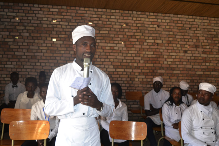 Abarangije kaminuza bakabura akazi na bo Ishuri rirabakira
