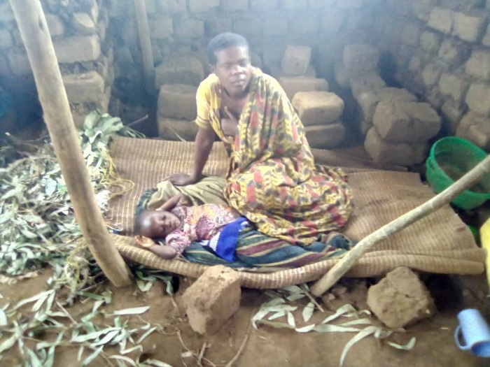 Uyu mubyeyi n'abana be babana mu nzu irangaye 