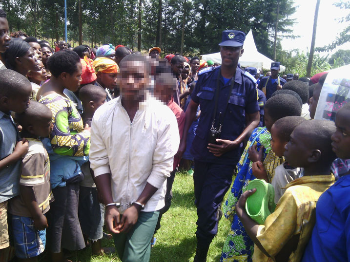 Abaregwa (Siborurema imbere, na Munyaneza) bajyanwe na Polisi nyuma y'uko urubanza rurangiye.