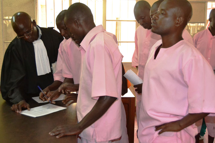 Abaregwa bashyira umukono ku nyandiko y