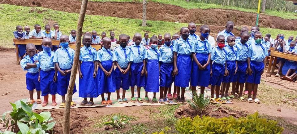 Abana bo ku ishuri ribanza rya Mpare, nyuma yo gushyikirizwa imyenda y'ishuri