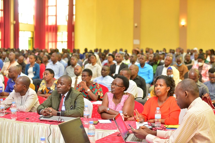 Abarezi barasabwa kumenya ko inshingano zabo zitagarukira mu gutanga ubumenyi gusa