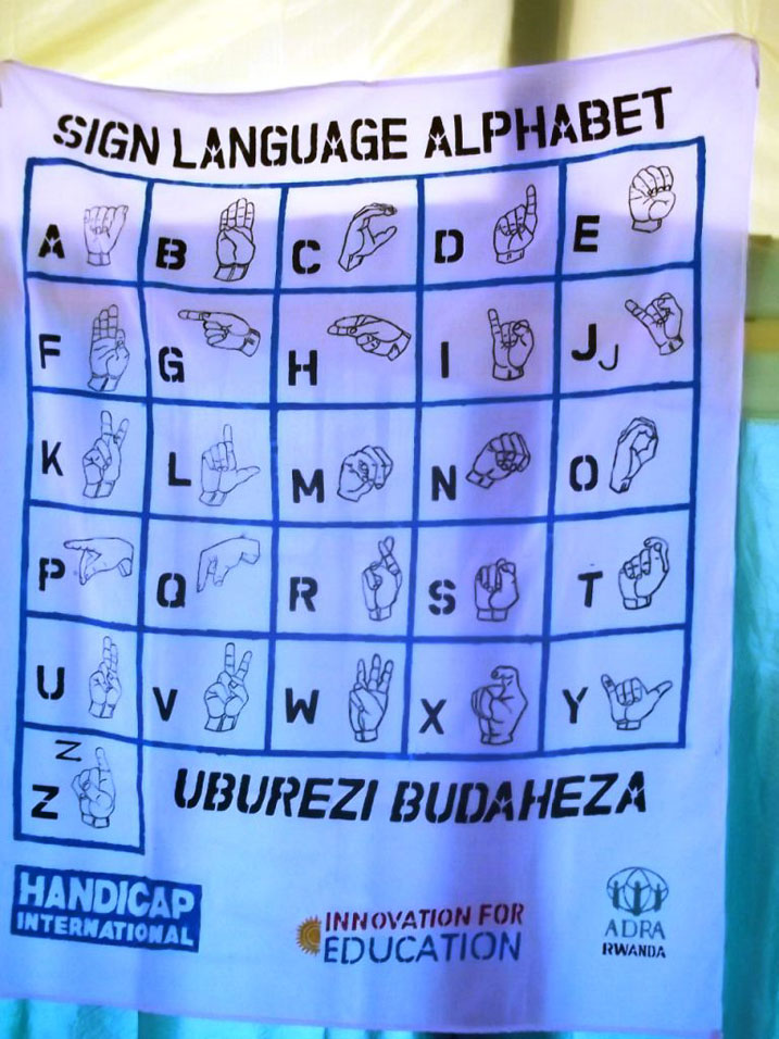 Abarezi bahuguwe ku gukoresha ibimenyetso kugira ngo babone uko bigisha abatumva n