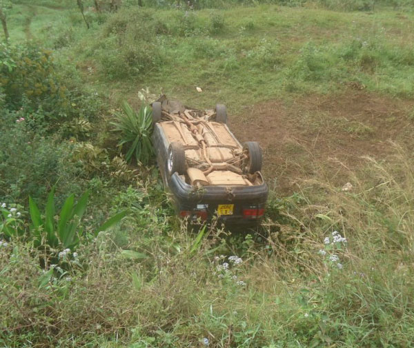 Imodoka yarenze umuhanda igwa mu murima.