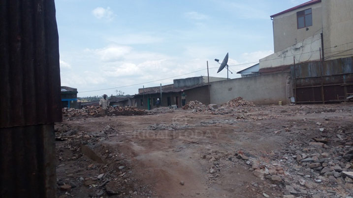 Abari batuye mu bikari by'amazu yo mu Cyarabu barimuwe hatangira gusenywa