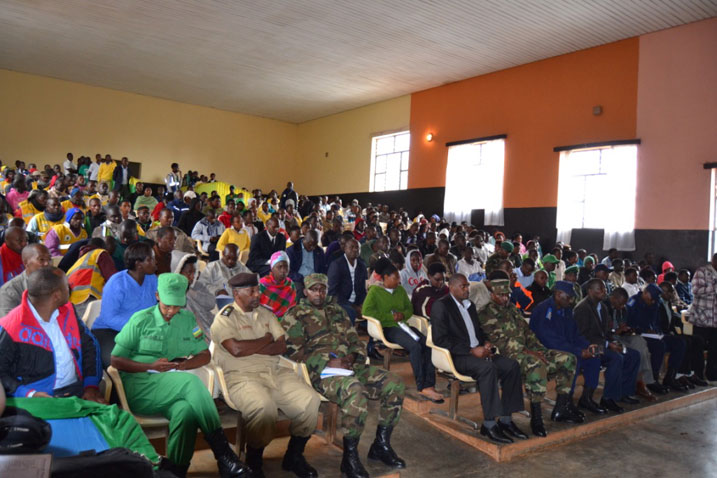 Abari bitabiriye ibiganiro bahabwaga na polisi.