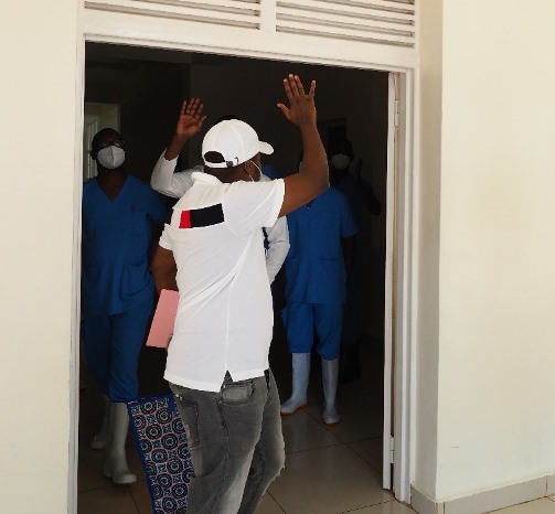 Abantu bane bari barwaye COVID-19 basezerewe