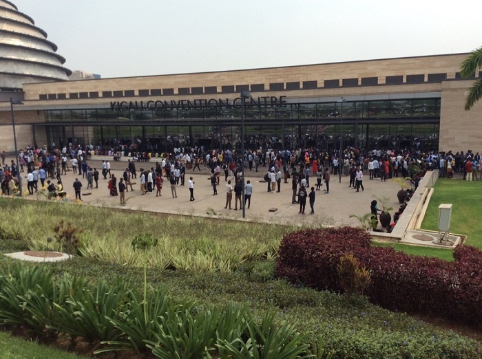 Abari hanze barutaga abari bicaye imbere