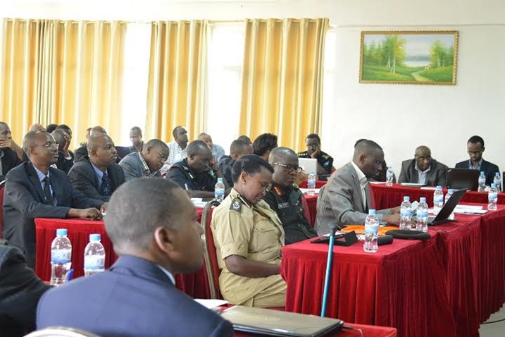 Abari mu nama bavuze ko hari ibyaha byinshi bitahanwaga nk'uko byakagombye.