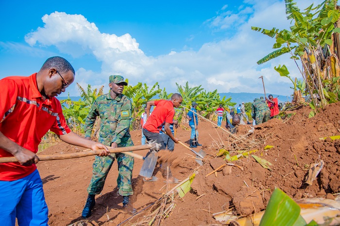Abarimo inzego z'umutekano bifatanyije n'abaturage mu muganda usoza ukwezi