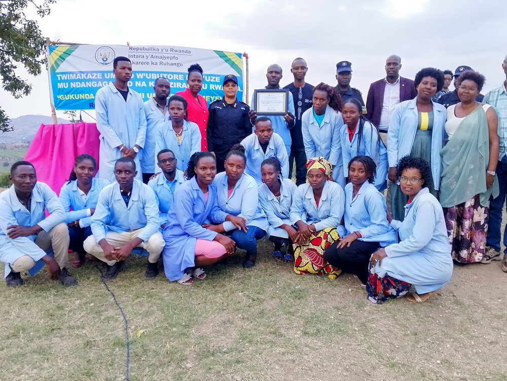 Abarimu bafashe ifoto bari kumwe n'abayobozi