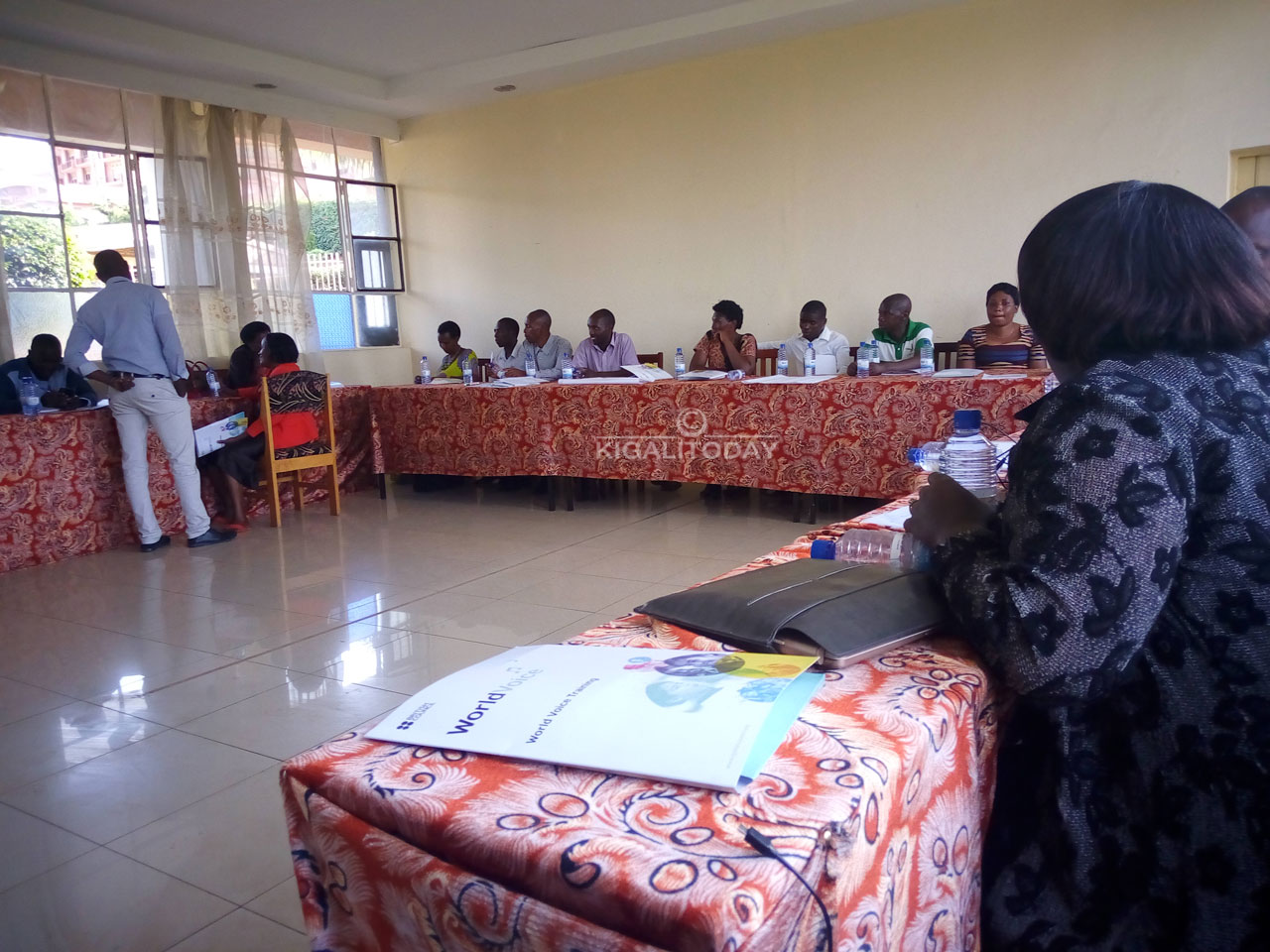 Abarimu barahugurwa ku buryo bwo kwigisha hakoreshejwe indirimbo.