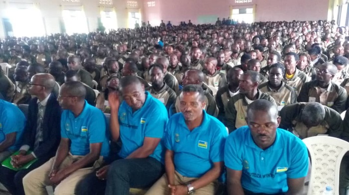 General Kabarebe yaganirije abarimu bigisha amateka ubwo bari mu mahugurwa i Nyanza