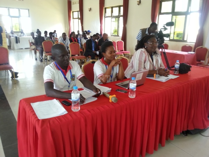 Abarimu bashinzwe kubaza abanyeshuri muri aya marushanwa