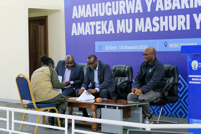 Abarimu basinyiye imihigo imbere y'ubuyobozi