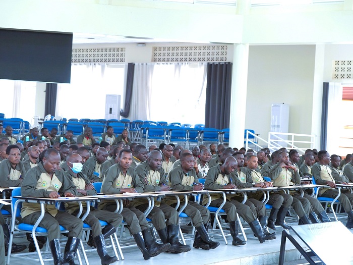 Abarimu bigisha amateka mu mashuri yisumbuye bo mu Turere twose barahuguwe