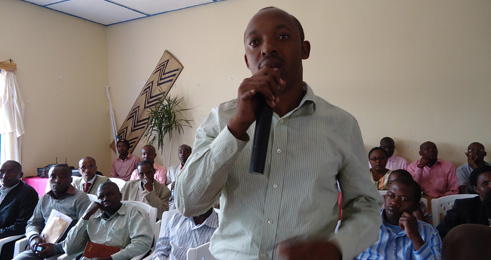 Abitabiriye iyo nama batanga ibitekerezo