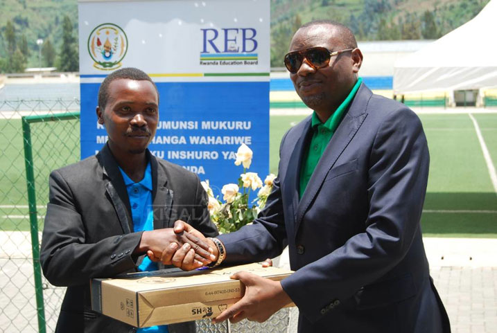 Umunyamabanga wa Leta Isaac Munyakazi ashyikiriza igihembo Umwarimu