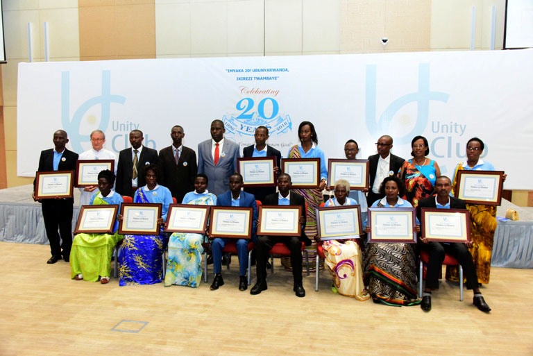 Abarinzi b'igihango bafashe ifoto y'urwibutso bamaze gushimirwa