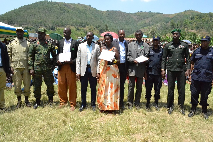 Abarinzi b'igihango bahawe imidari n'ibyemezo by'ishimwe