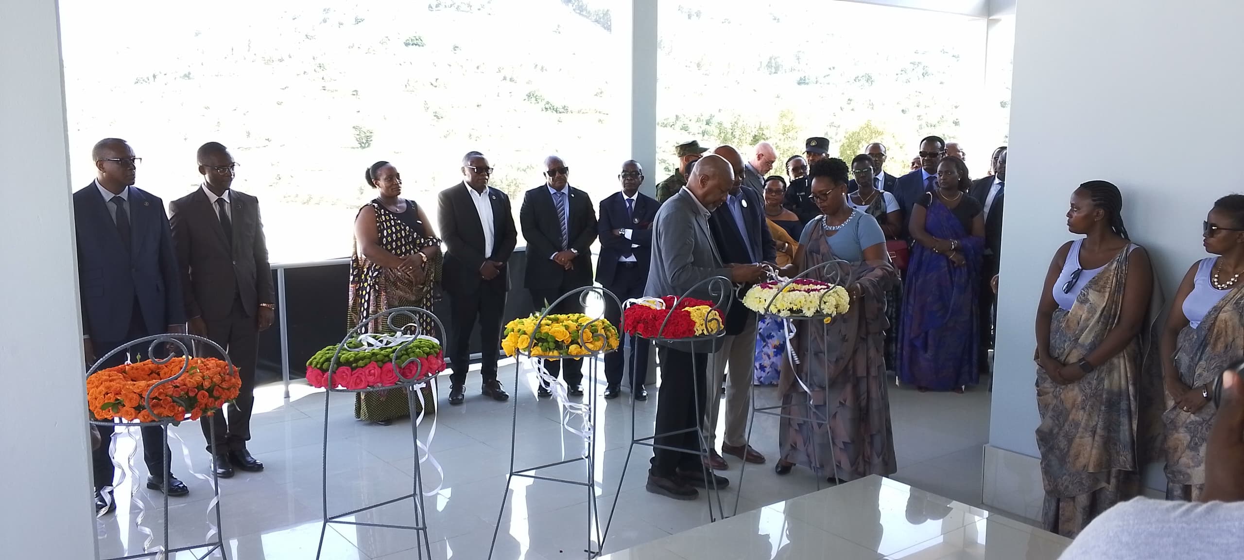 Abarokotse b'i Mbuye bazana indabo kwibuka ababo baruhukiye Mayunzwe