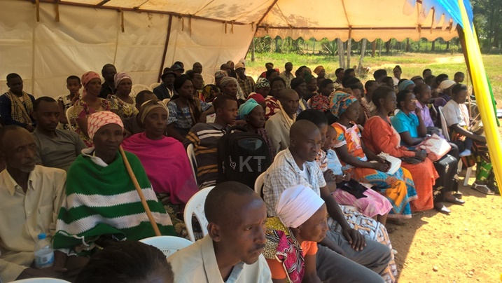 Abarwayi bari bategereje ubuvuzi bw'Ingabo z'u Rwanda.