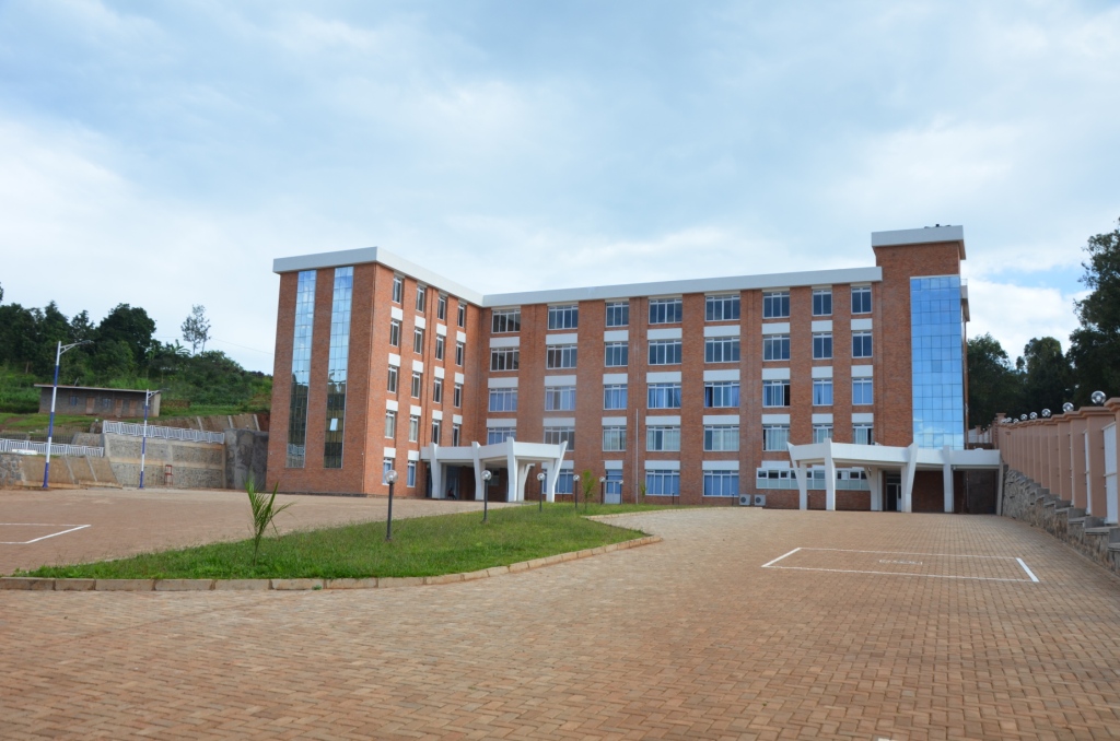 Abasaga 200 bigira muri izi nyubako ni bo boroje aba baturage